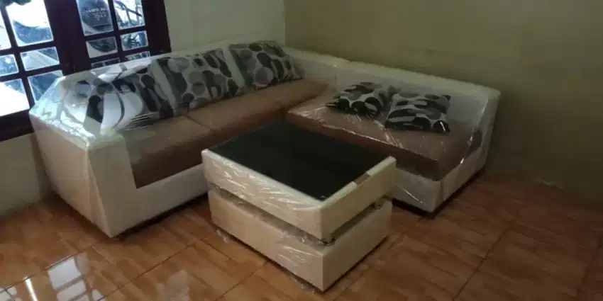 Sofa L putus 32 +1meja