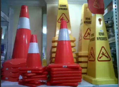 Kerucut Pembatas Penanda Pemisah Jalan Plastik Traffic Sign Cone
