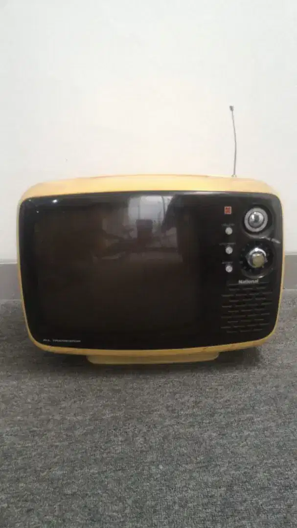 TV jadul merk National seri TR 542AD (tidak di coba/display)