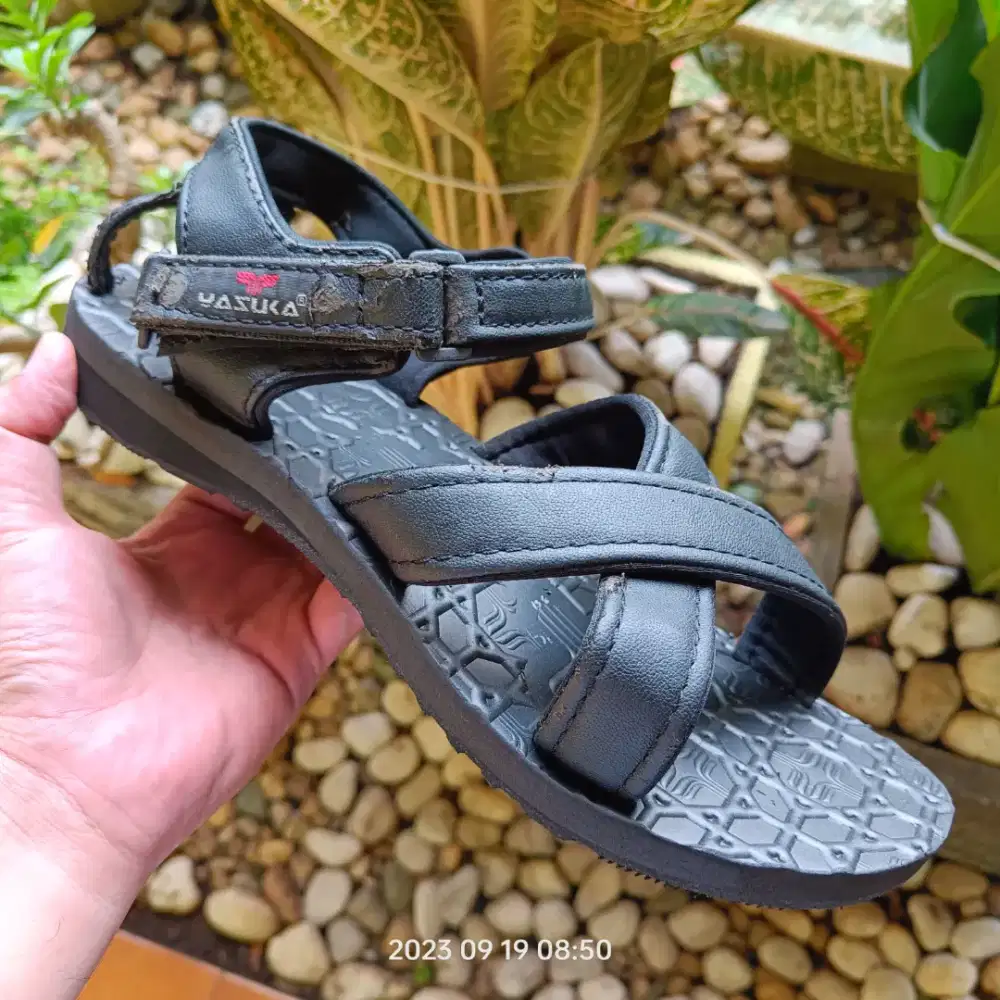 Sepatu Sandal Yasuka Haji (terkelupas)