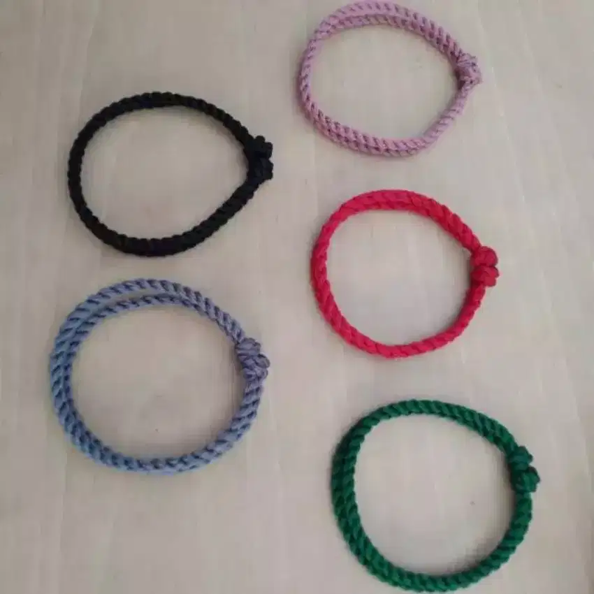 Gelang tangan dari benang