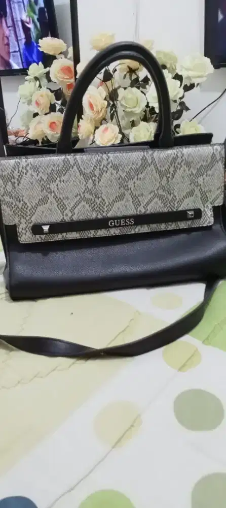 Guess ori dasar warna hitam