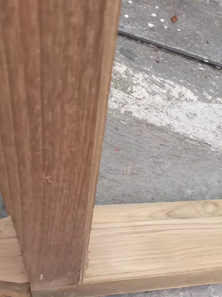 Gawang kusen jendela kayu jati dengan daunnya