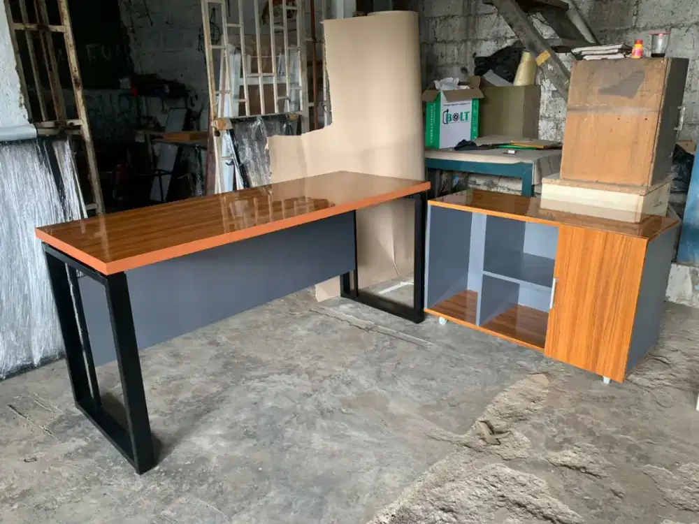 Meja kerja direksi kantor / meja kerja