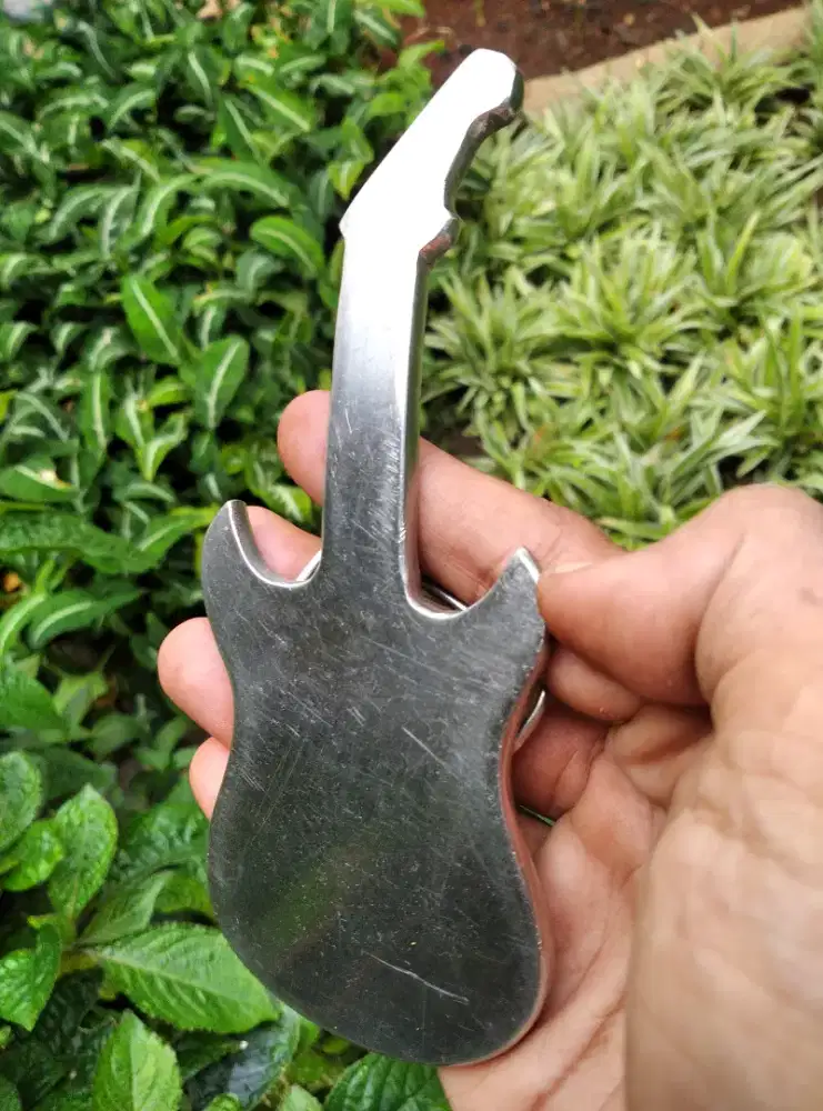 Kepala gesper, motif gitar