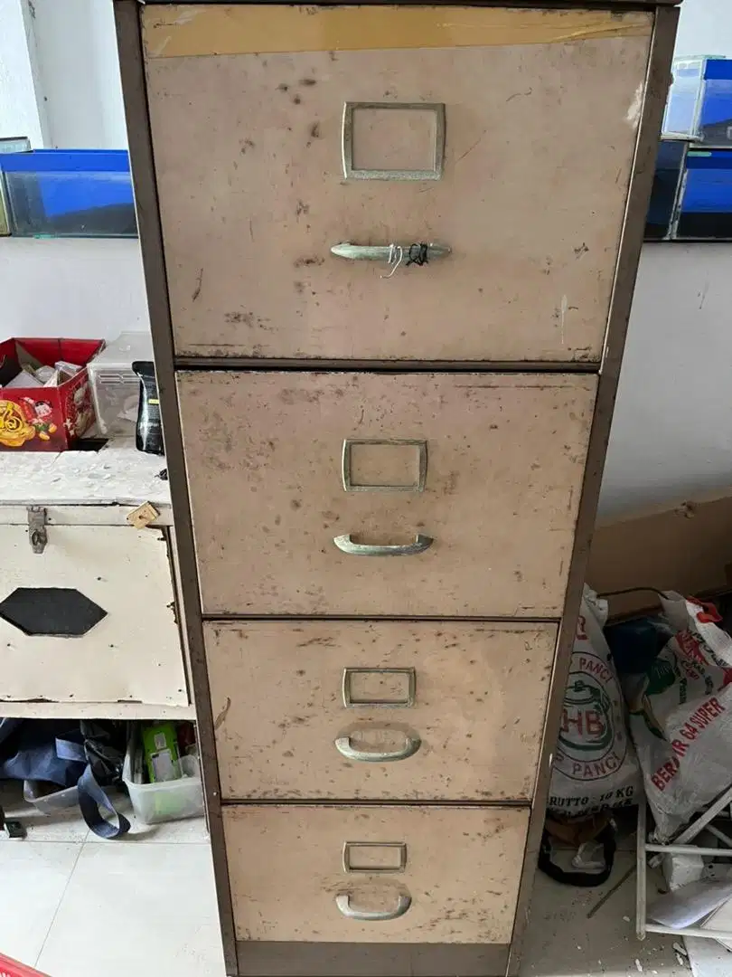 Laci besi / filling cabinet