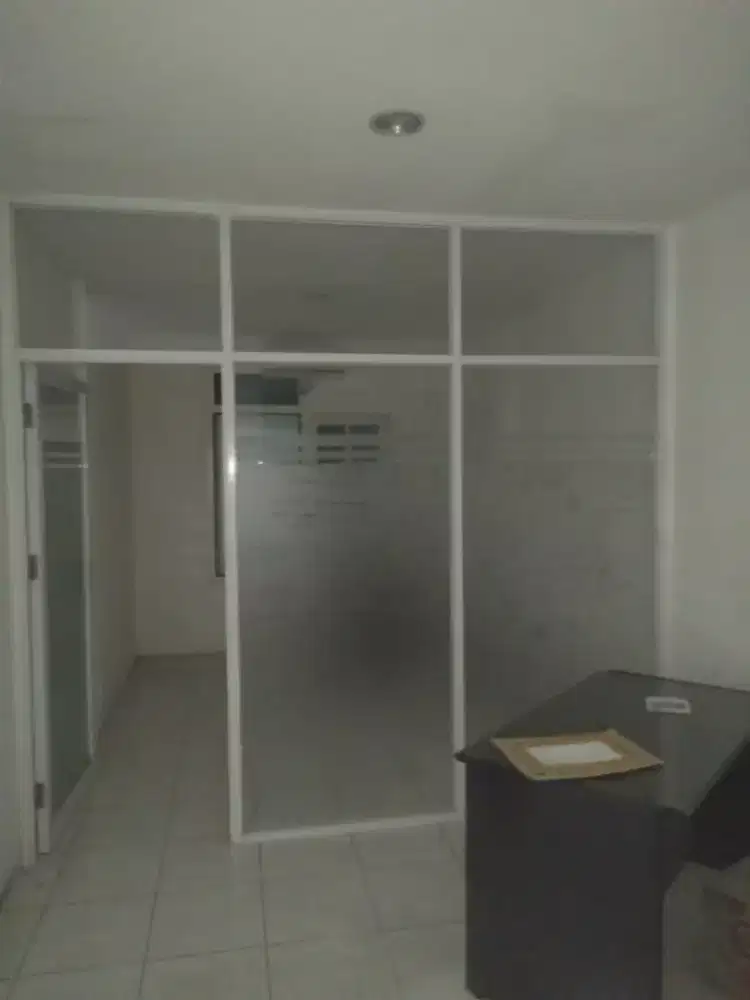 Kusen aluminium kaca dan partisi