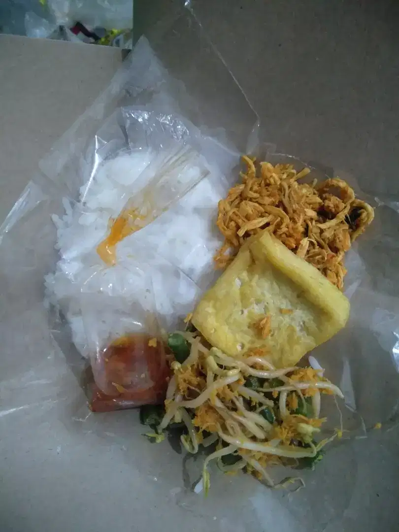 Nasi bungkus ayam suwir