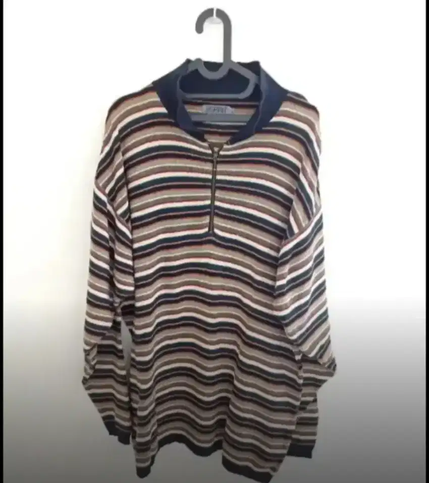Sweater Berkerah. Merk ESPRIT