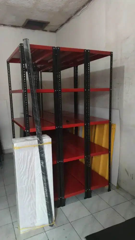 rak besi warna merah