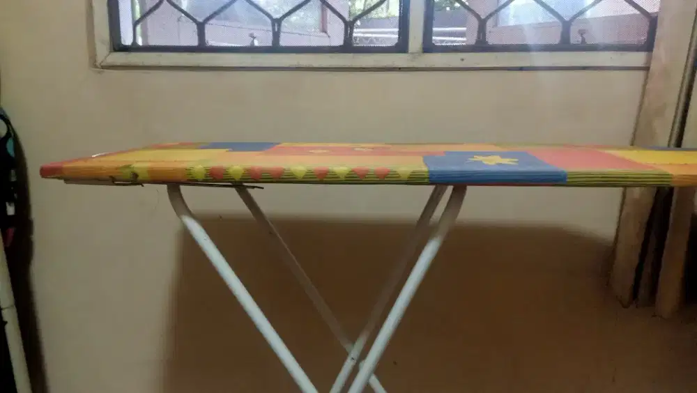 Meja buat ngegosok baju dan tempat strikan nya