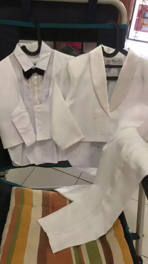 Tuxedo anak putih bersih