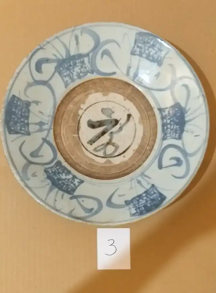 Piring kuno tulisan Hokky warna biru