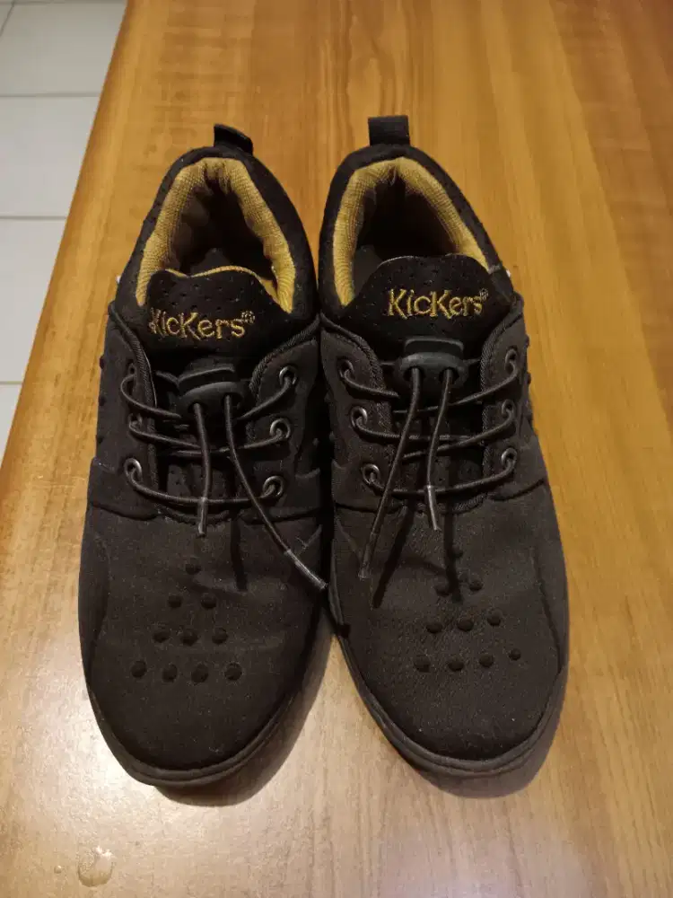 Sepatu kickers anak