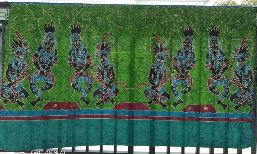 Kain motif Papua ber-rumbai