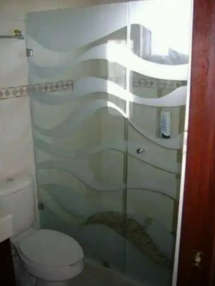 Kamar mandi hotel pasang stiker Sanblas dan Kaca Film