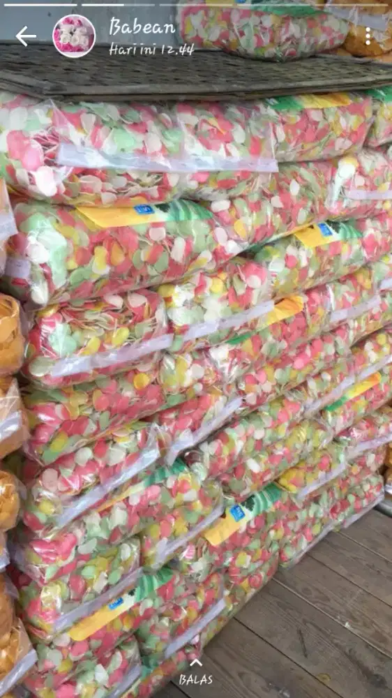 Krupuk bawang warna