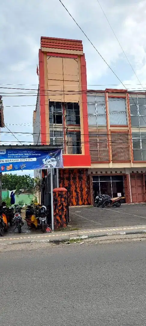 Disewakan Ruko 4lt pinggir jalan Cisaat, kab Sukabumi