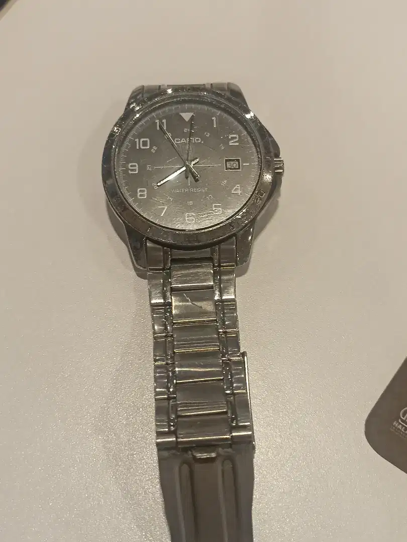 Jam tangan merek casio, ada tanggal nya..