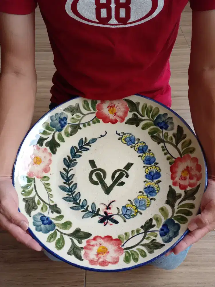 Mangkuk kuno VOC retak seribu