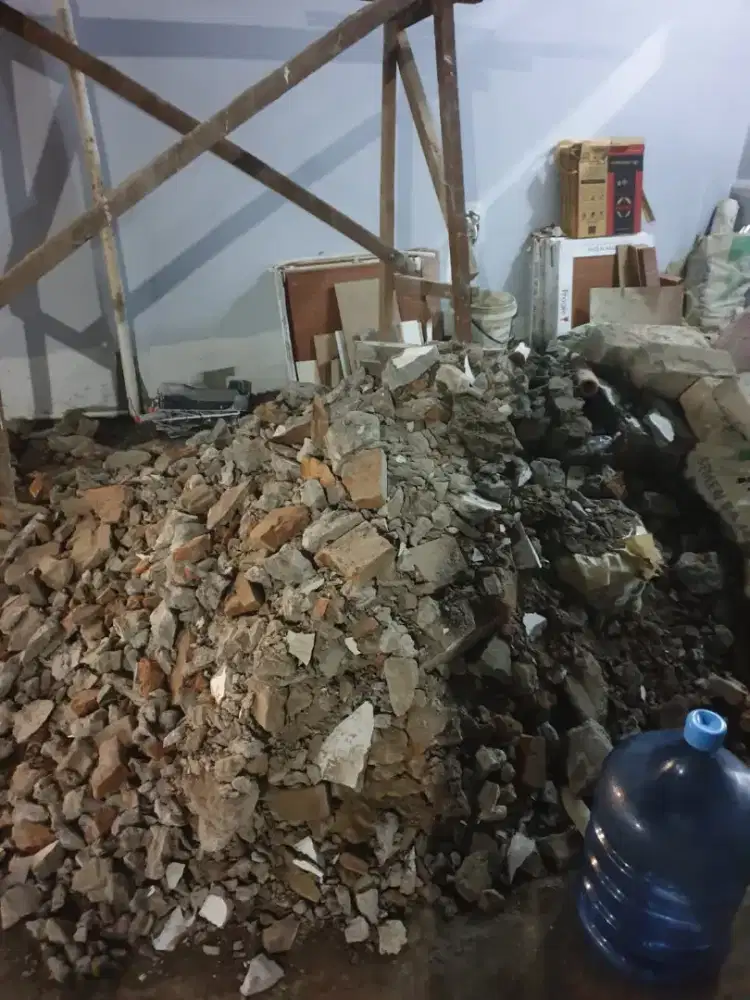 Puing tanah merah campur pengurugan urug buang puing sampah urugan