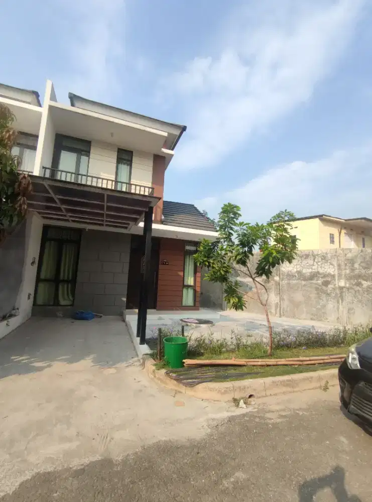 Rumah Hook 2 Lantai Lokasi Strategis di tengah Karawang