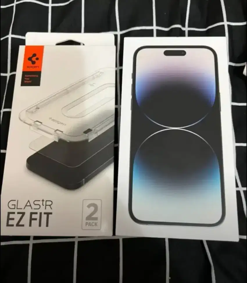 Tempered glass spigen iphone 14 pro max