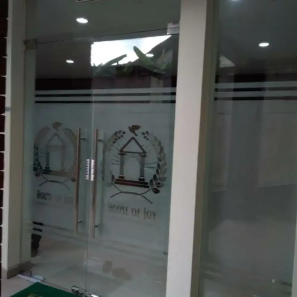 Kaca kantor lengkap dengan stiker sanblas berlogo dan kaca film