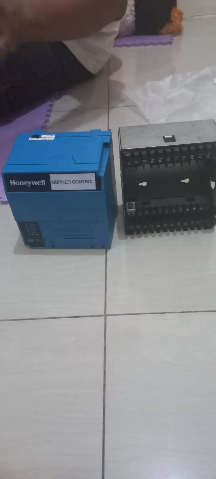 Honeywell Burner Control RM 7895 C 1012