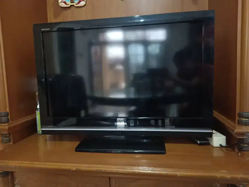 Dijual tv LCD 32 inch merk TOSHIBA sudah ada set top box tinggal pake