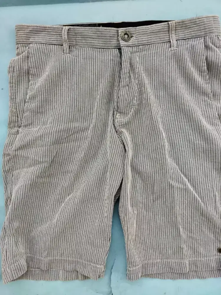 Celana pendek Volcom size 33