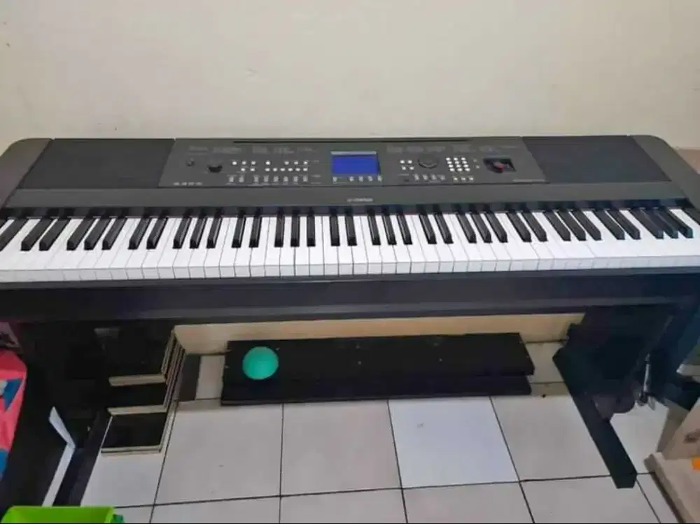 Piano YAMAHA DGX 650 88 key. Ratusan suara. rhytm.kaki kayu ori