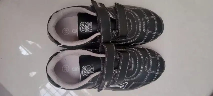 Sepatu hitam hitam sekolah anak baru Ardilles