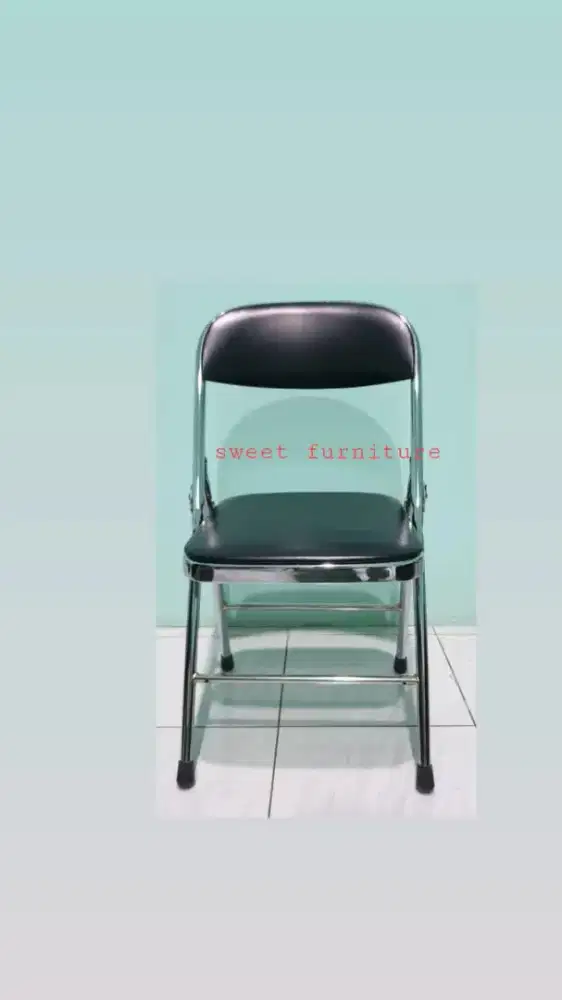 Kursi lipat dengan kaki besi