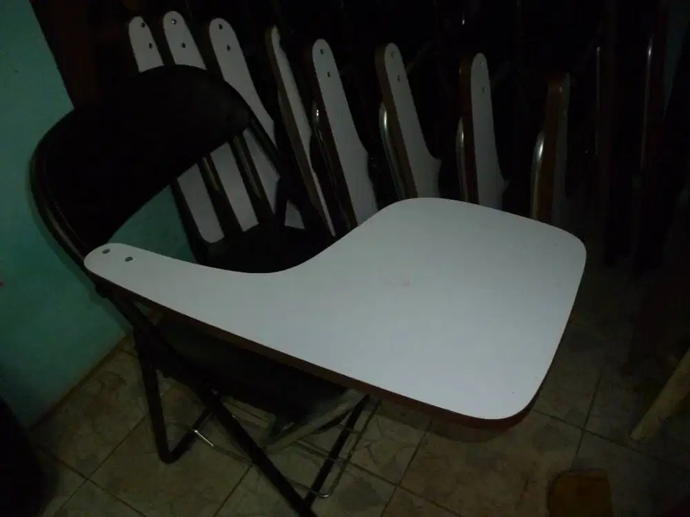 kursi kuliah hitam sekon rekondisi