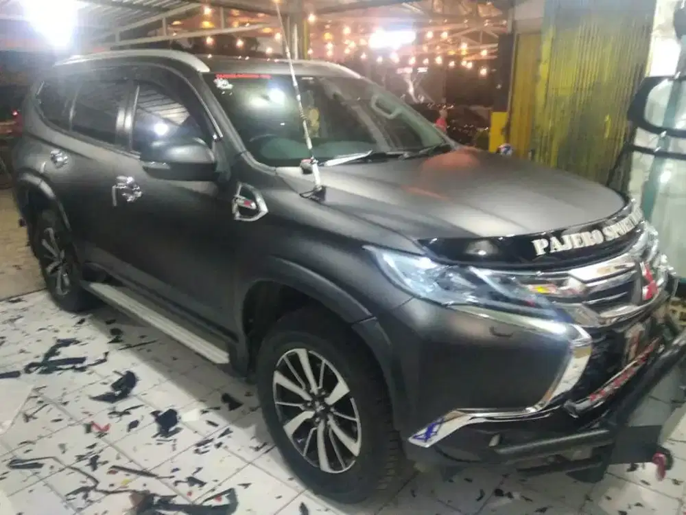 Wrapping mobil panggilan. Cutting branding striping full body