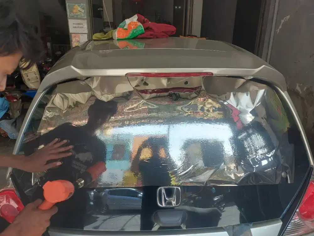 kaca film mobil dan jendela rumah atau gedung