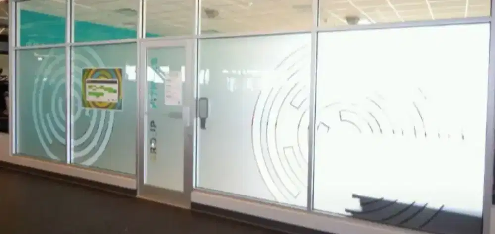 Tambahkan hiasan kaca pada kantor dengan stiker Sanblas dan kaca film