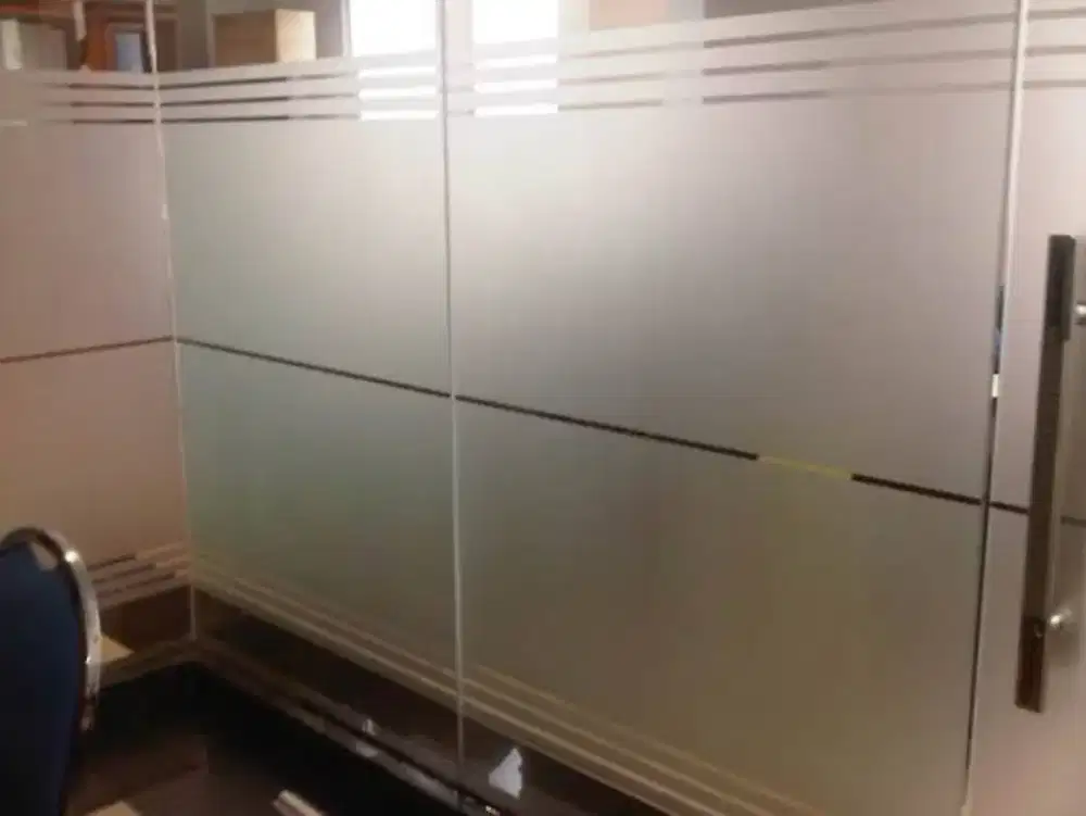 Pasang stiker Sanblas dan kaca film diKANTOR ruangan adem