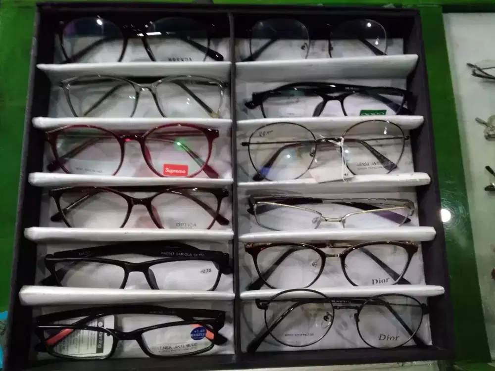 Kacamata untuk minus /cylinder / plus