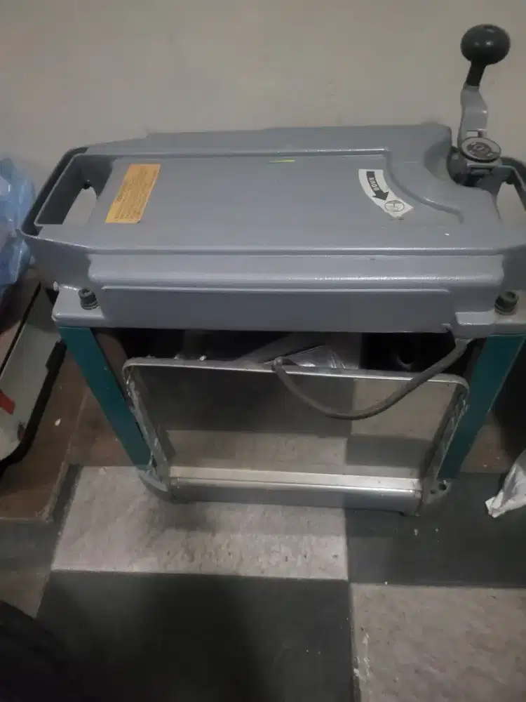 Mesin planner duduk merk Edon.