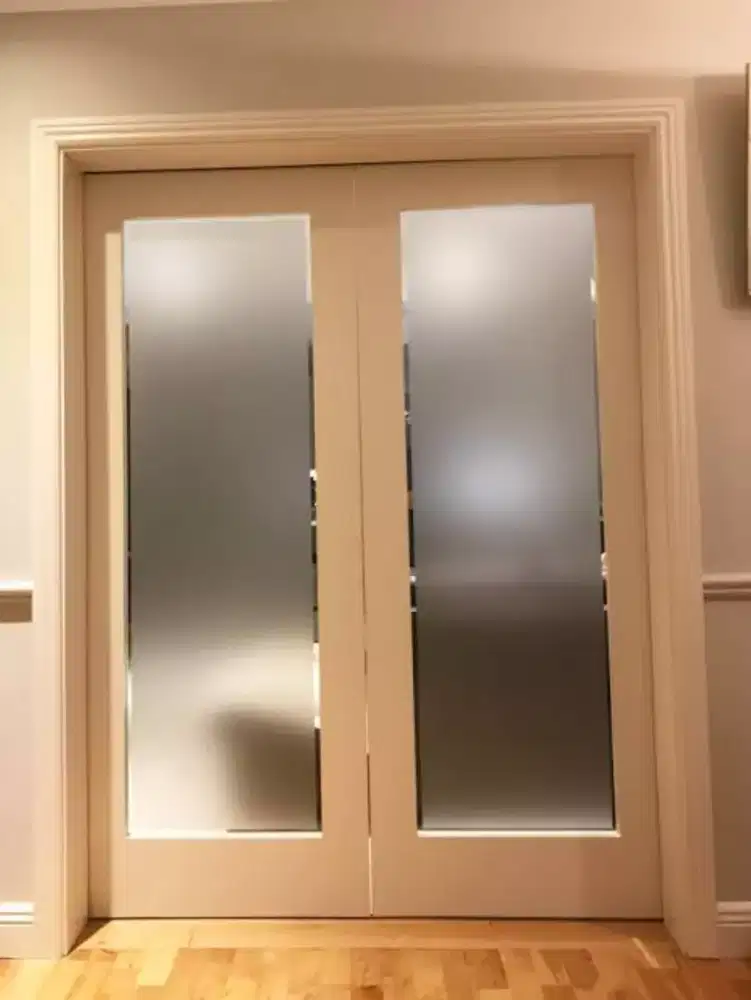 Pemasangan stiker kaca yang sudah terpasang stiker sanblas kaca film