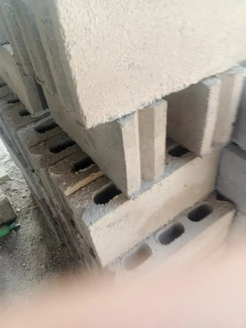 Batako beton lubang