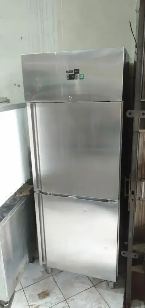 Upreght chiller merek master coll siap pke'bekas resto ex cafe