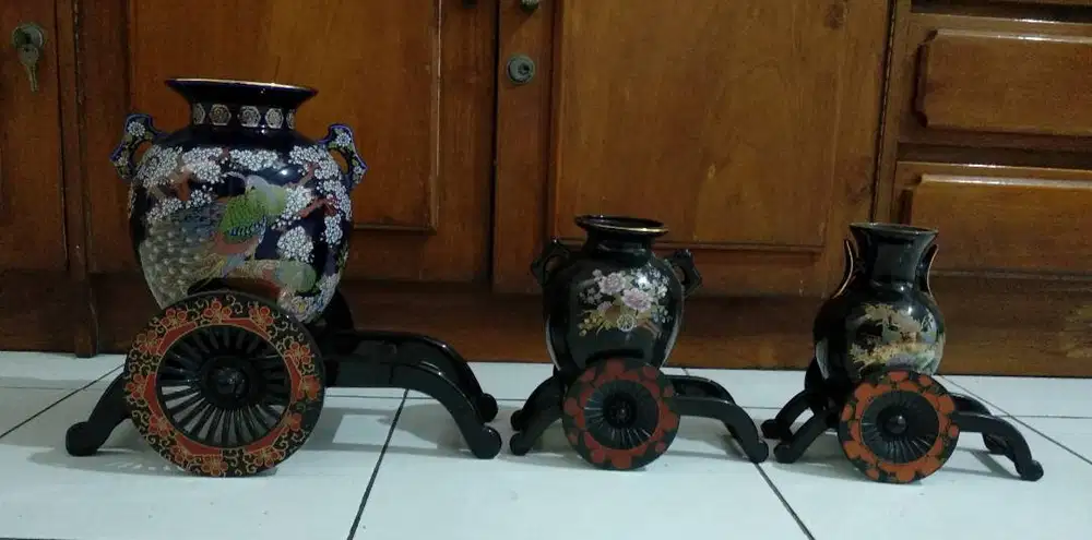 3 keramik hias dengan kereta
