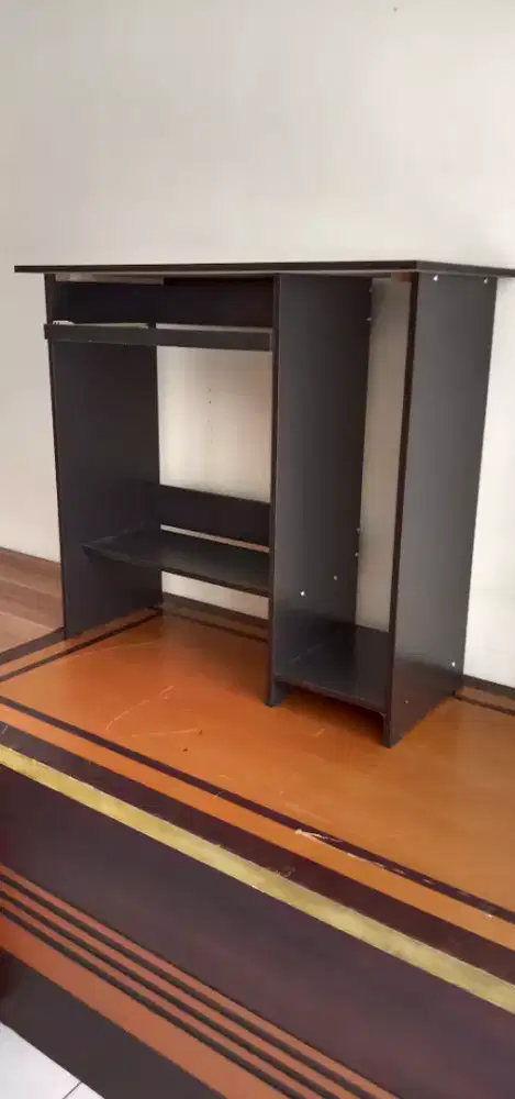 Meja Komputer Kecil dan Murah