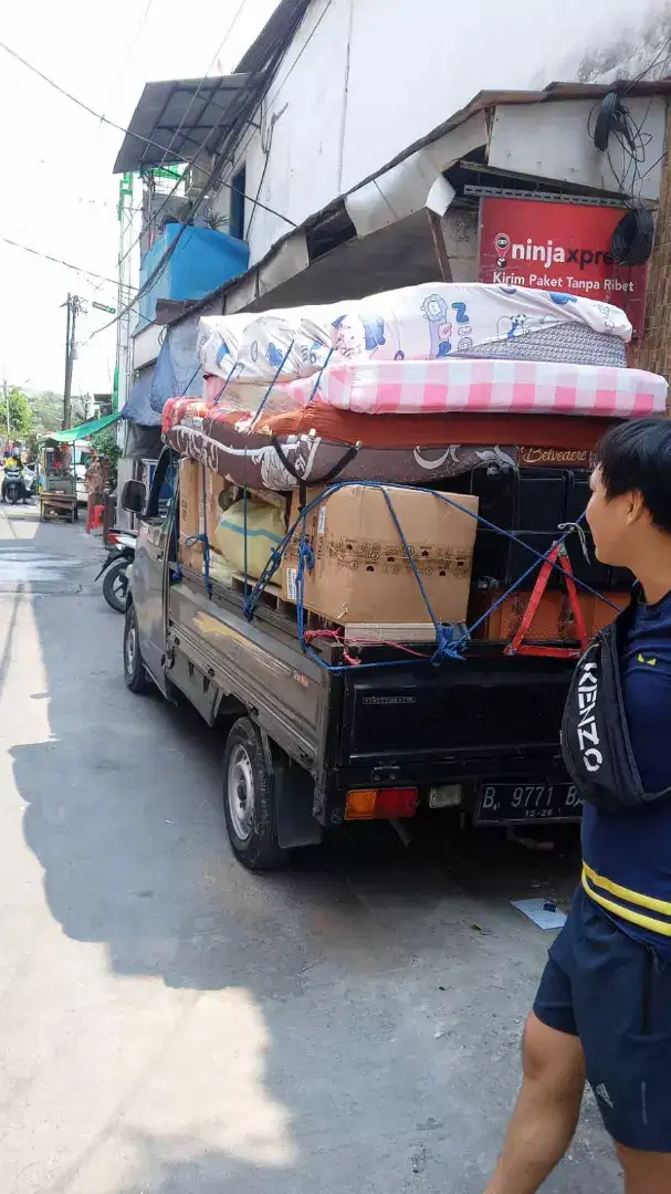 Mobil angkutan barang , mobil pengiriman barang ,mobil pindahan barang