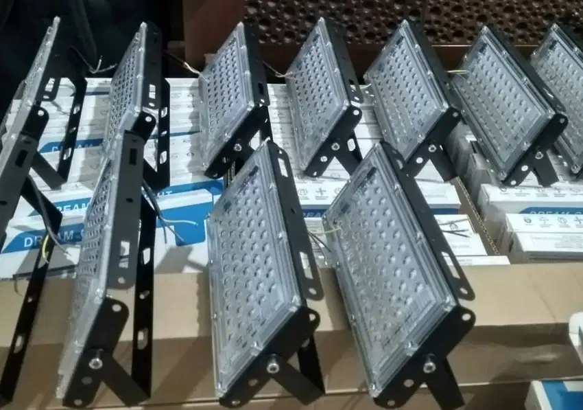 lampu sorot lampu tembak LED