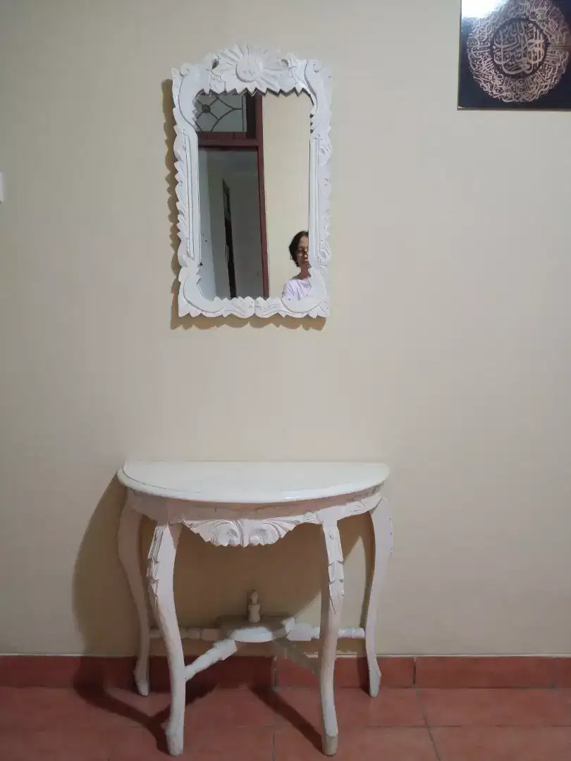 Meja Rias Putih