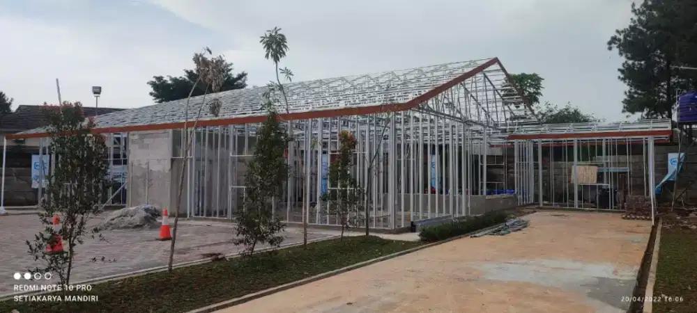 Rangka baja ringan plus genteng metal pasir